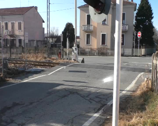 Urtata da un treno al passaggio a livello, 86enne in ospedale